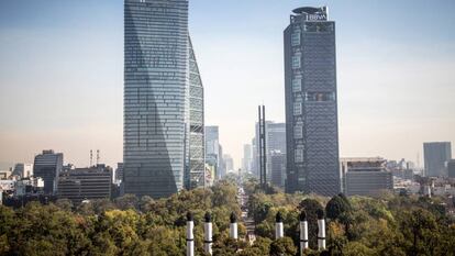 Vista de la torre BBVA en el paseo de la Reforma de Ciudad de México.