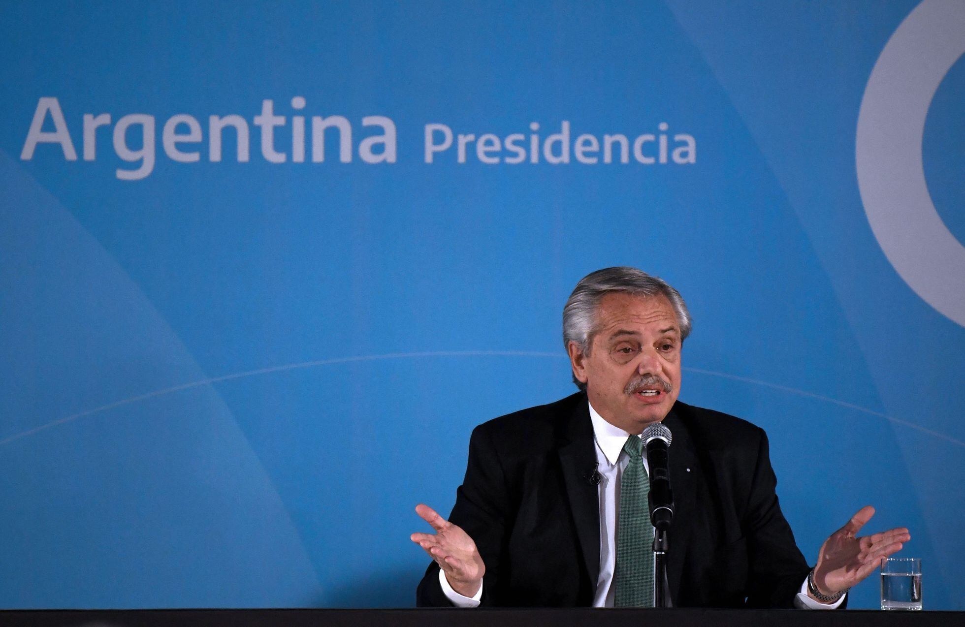 El presidente de Argentina, Alberto Fernández, habla este lunes en el museo del Bicentenario.