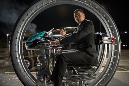 Will Smith en primer plano y Josh Brolin, en un fotograma de 'Men in black 3'.