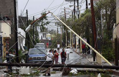 Los vecinos observan los destrozos que el huracán ha ocasionado en las calles. Las autoridades han cortado la energía eléctrica durante el paso de Odile para evitar cualquier incidente.
