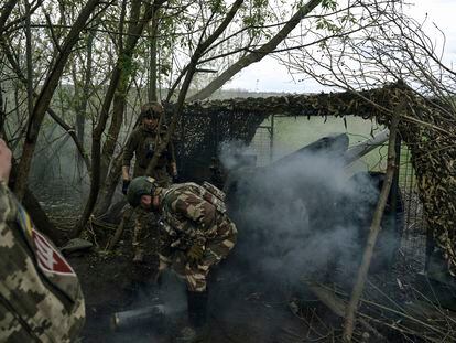 Soldados ucranios disparan un cañón cerca de Bajmut, en abril.
