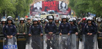 Policías y miembros del Ejército toman sus puestos en zonas rodeadas por barricadas de manifestantes partidarios y en contra del Gobierno cerca del complejo gubernamental de la capital tailandesa.