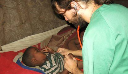 El pediatra I&ntilde;aki Alegr&iacute;a atiende a un paciente en Gambo, Etiop&iacute;a.
