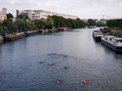 Un grupo de nadadores en el Sena, en París, el 2 de julio.