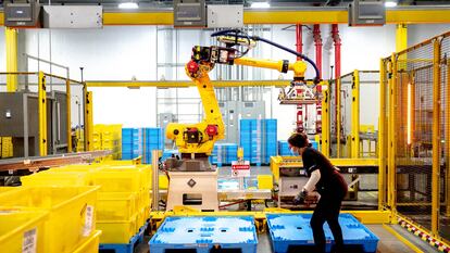 Un robot apila contenedores en un almacén de Amazon en Eastvale, California, el 31 de agosto de 2021.