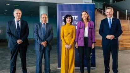 La CEO de Pymar, Almudena López del Pozo, y la ministra de Industria, Reyes Moroto, en la presentación del Perte naval en Vigo.