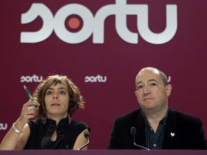 Los portavoces de Sortu, Amaia Izko y Pernando Barrena, durante su comparecencia en la sede del partido.