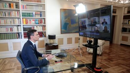 El presidente del gobierno, Pedro Sánchez, en una reunión por videoconferencia con varios ministros en el palacio de La Moncloa en marzo de 2020.