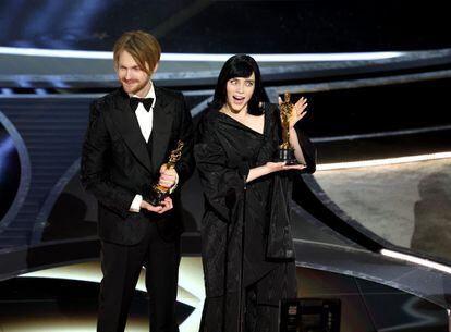 Los hermanos Billie Eilish y Finneas O'Connell ganan el Oscar a mejor canción original por 'No time to die', el tema de la película del agente 007 que lleva el mismo título.