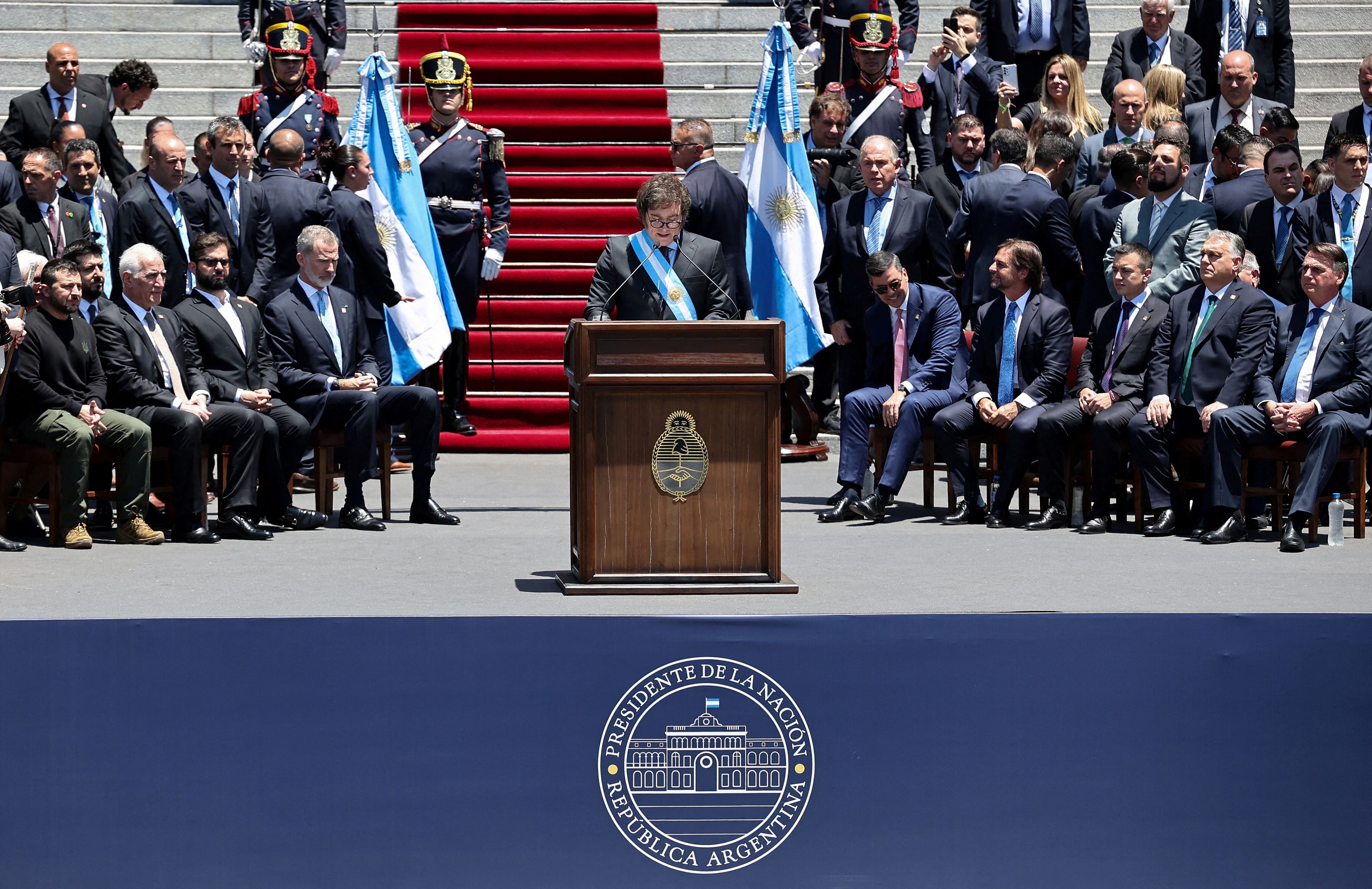 Javier Milei, da un discurso tras su ceremonia de juramento, rodeado de mandatarios y exmandatarios como Gabriel Boric, Daniel Noboa y Jair Bolsonaro, en Buenos Aires, Argentina, en diciembre de 2023. 