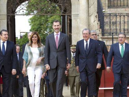 Felipe VI, en el ruedo de La Maestranza, en 2015, junto a la entonces presidenta de la Junta y otras autoridades.