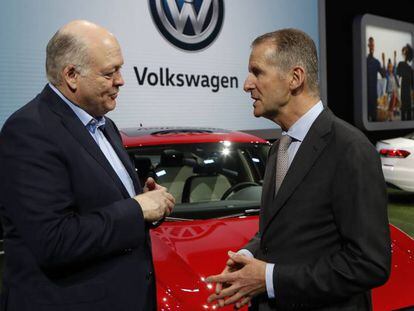 Jim Hackett, ejecutivo de Ford Motor, con Herbert Diess, de Volkswagen