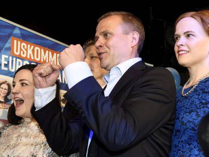 Petteri Orpo, líder de los Conservadores finlandeses, celebra los resultados de las elecciones europeas. 