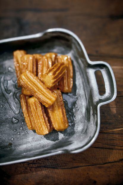 Syrupy churros from pastry chef Joaquín Grimaldi.  Recipe contained in his book Heaven and Hell of Pastry (Catapulta Editores).
