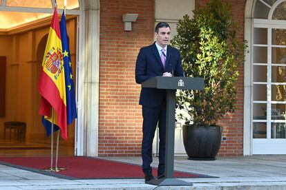 Pedro Sánchez, durante la declaración en la que ha anunciado cambios en su Gobierno, este lunes en La Moncloa.