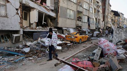 Un hombre camina entre edificios dañados por el terremoto, este jueves en Hatay (Turquía).