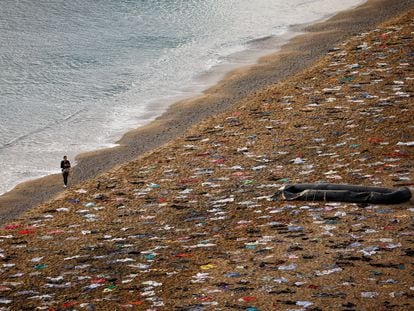 La ONG española Open Arms transformó la playa de Sant Sebastià, en Barcelona, en el escenario de un naufragio, el 11 de diciembre.