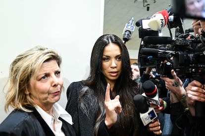 Karima El-Mahroug, conocida como 'Ruby Rompecorazones', en la salida del juzgado de Milan el jueves.