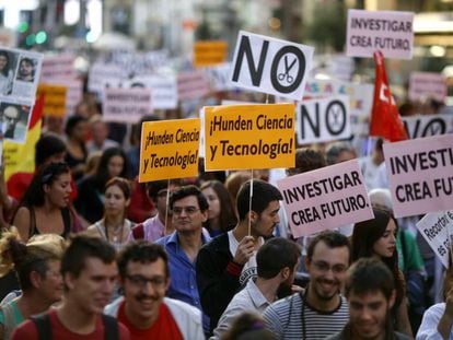 Protesta contra los recortes a la investigación en la Gran Vía de Madrid