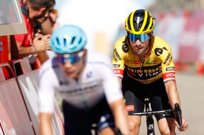 Miguel Ángel López y Roglic entran a meta el día en el que Evenepoel perdió casi un minuto.