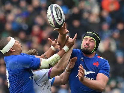 Los franceses, Gael Fickou y Gregory Alldritt, pelean por el balón en el duelo frente a Escocia en el Seis Naciones.