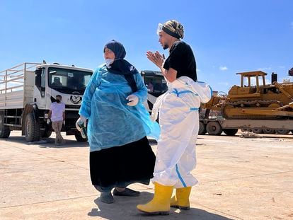 Rathia, la única mujer autorizada para acceder la zona cero de las inundaciones en Derna y para trabajar con los hombres que trasladan los cuerpos a la fosa común, fotografiada con otro voluntario el 19 de septiembre.