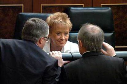 La vicepresidenta primera del Gobierno, María Teresa Fernández de la Vega, el ministro de Industria, José Montilla y el secretario de Organización del PSOE, José Blanco, durante el pleno del Congreso en el que se han votado las enmiendas introducidas en el Senado a la reforma del texto refundido de la Ley de Propiedad Intelectual.