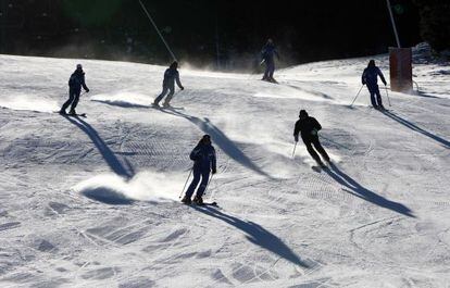 Esquiadores que acudieron ayer a la pista de esquí de La Molina.