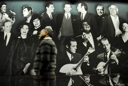 Un visitante pasea ayer por el Museo del Fado de Lisboa.