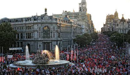 Aspecto de la manifestación que recorrió el centro de Madrid, a su paso por la Cibeles, durante la jornada de huelga general del 29 de septiembre de 2010.