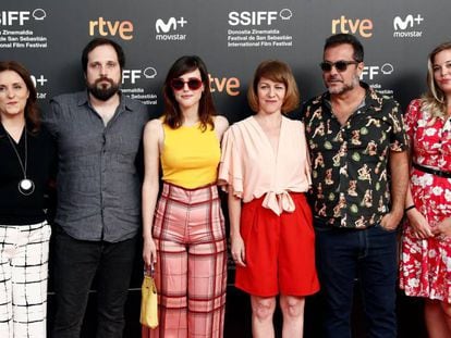 Carlos Vermut (izquierda), junto con el equipo de su película 'Quién te cantará', hoy en la Academia de cine en Madrid.