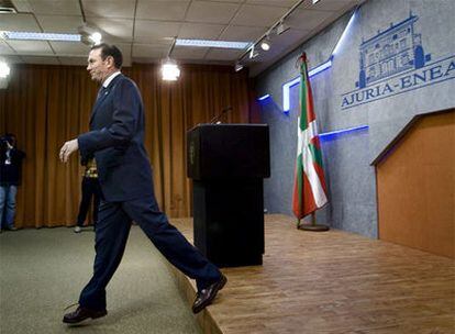 El <i>lehendakari,</i> Juan José Ibarretxe, tras la comparecencia en la que anunció la fecha de las elecciones en el País Vasco.