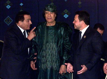 El expresidente de Egipto, Hosni Mubarak (izquierda), conversa junto al rey Abdalá de Jordania (derecha) y Muamar el Gadafi (centro) en la ceremonia de inauguración de la cumbre de la Liga Árabe, celebrada en Ammán (Jordania), el 27 de marzo de 2001.
