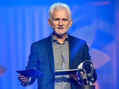 El activista bielorruso Ales Bialiatski, uno de los tres galardonados con el Premio Nobel de la Paz 2022, en la ceremonia de entrega del Premio Nobel Alternativo en Estocolmo (Suecia), en diciembre de 2020.