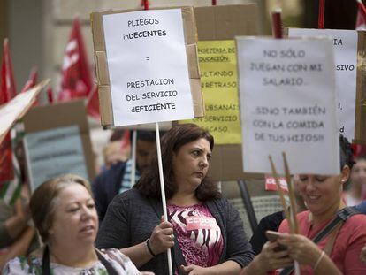Trabajadores de comedores escolares en Sevilla durante la protesta contra la &quot;bajada de calidad&quot; en el servicio. 