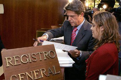 Federico Trillo y Soraya Sáenz de Santamaría, en el Registro General del Tribunal COnstitucional, donde han presentado el recurso contra el Estatuto.
