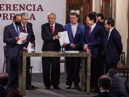 López Obrador junto a Salazar Lomelí (izq), durante la presentación del acuerdo este miércoles.