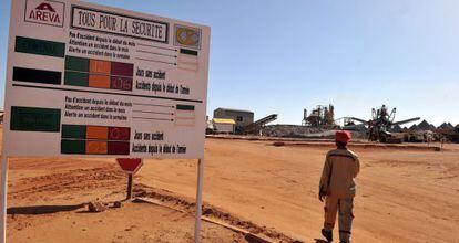 Imagen de septiembre de 2010 de la entrada al yacimiento de uranio explotada por la compañía francesa Areva en Arlit (Níger).