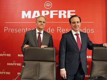 El presidente de la aseguradora española Mapfre, Antonio Huertas (D) junto al vicepresidente , Esteban Tejera