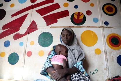 Una mujer y su hijo en el hospital general de Anka, estado de Zamfara, donde MSF presta asistencia médica a los desplazados por la violencia del noroeste de Nigeria.