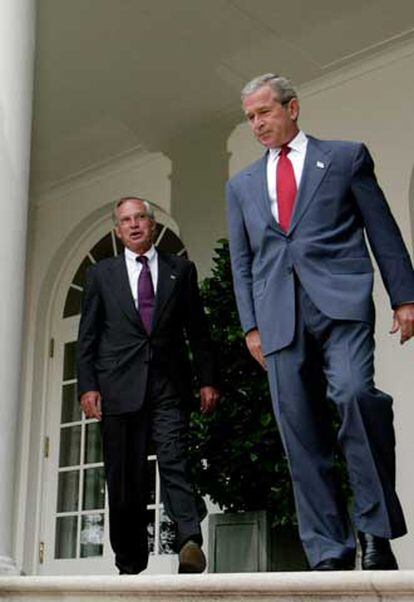 George W. Bush (derecha) y el director de la CIA, Porter Goss, en 2004.