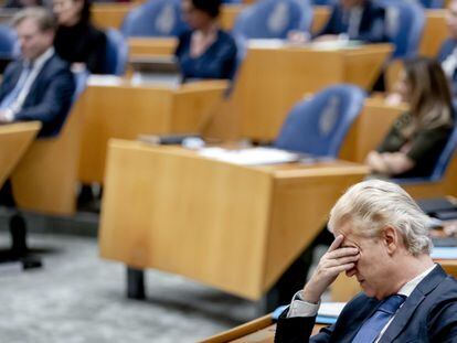 El líder del Partido de la Libertad, Geert Wilders, asiste a un debate sobre el informe final sobre la formación del gabinete holandés en La Haya, este miércoles.