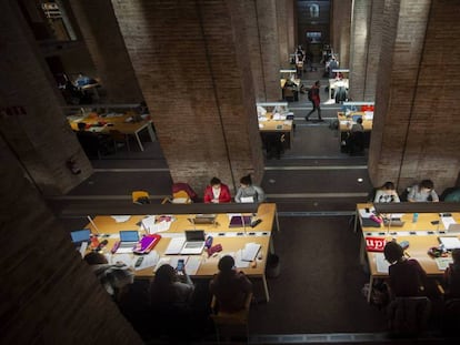 Biblioteca en el Edificio de las Aguas de la Universidad Pompeu Fabra.