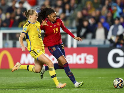 Salma Paralluelo y Magdalena Eriksson durante la semifinal del Mundial entre España y Suecia.