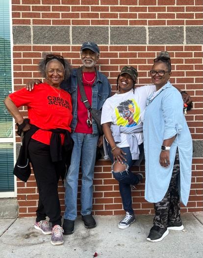 Jasmine Bowles (segunda por la derecha), junto su madre y sus abuelos el 17 de octubre de 2022, después de votar en las elecciones legislativas en el Condado de Clayton (Georgia).