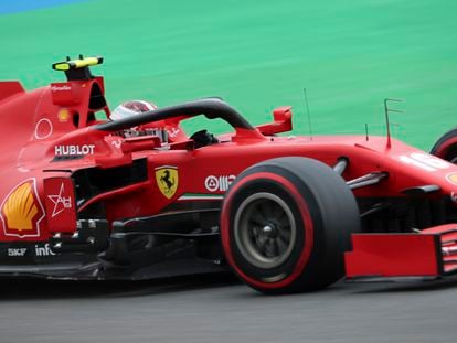 El Ferrari de Charles Leclerc en el circuito de Spa-Francorchamps.