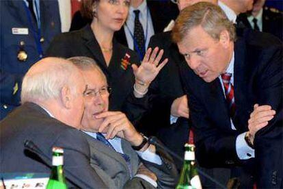 Rumsfeld (centro), con su homólogo británico, Reid (izquierda), y el secretario de la OTAN, De Hoop Scheffer.