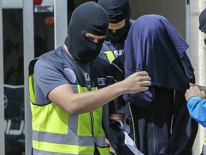 Agentes de la Policía Nacional trasladan a un detenido por terrorismo yihadista, en septiembre de 2019.