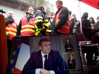 Trabajadores sanitarios en huelga observan la entrevista por televisión al presidente francés, Emmanuel Macron, en Issy-les-Moulineaux, en las afueras de París, este miércoles.