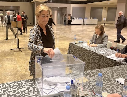 Victoria Ortega, presidenta del Consejo General de la Abogacía Española (CGAE), votando en las elecciones a la Junta de Gobierno del Colegio de la Abogacía de Madrid (ICAM) este martes a la mañana